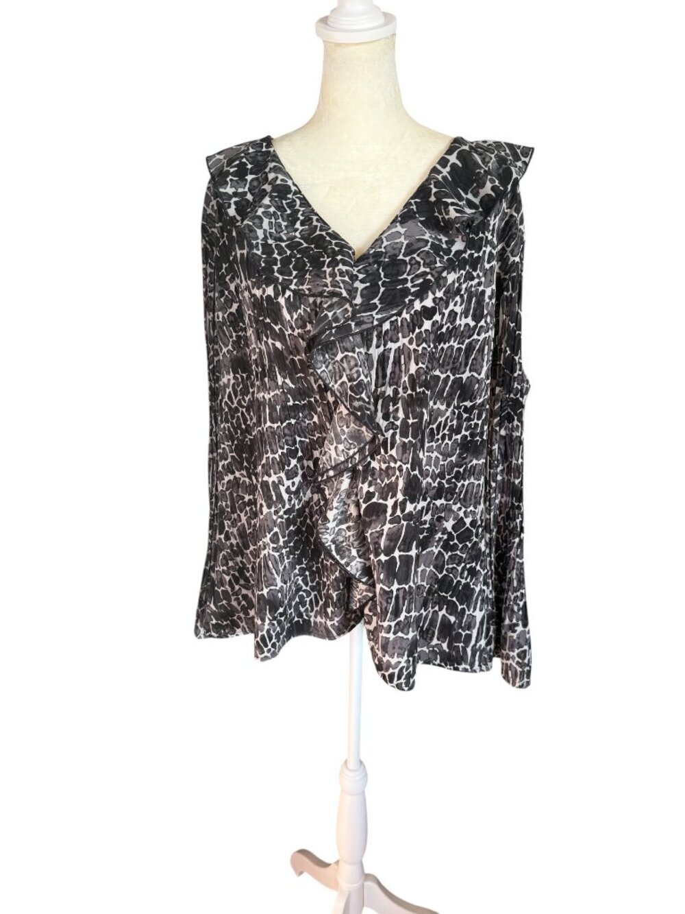 East 5th black and gray v-neck ruffled long sleeve button down blouse size 1X